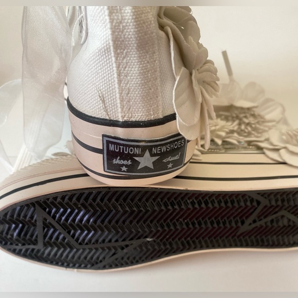 Size 7 High Top White sneakers with flowers designs - Picture 5 of 8